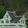 stavkirke inspirert hus i Oslofjorden